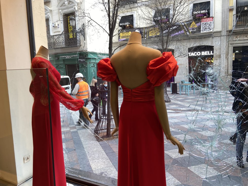 Imagen de un escaparate dañado visto desde dentro del local de la Calle Arenal, que discurre entre Sol y Ópera. Imagen de un escaparate dañado visto desde dentro del local de la Calle Arenal, que discurre entre Sol y Ópera.