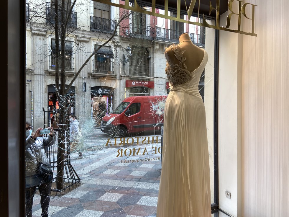 Imagen de un escaparate dañado visto desde dentro del local de la Calle Arenal, que discurre entre Sol y Ópera. Imagen de un escaparate dañado visto desde dentro del local de la Calle Arenal, que discurre entre Sol y Ópera.