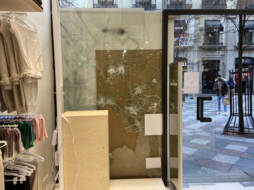 Imagen de un escaparate dañado visto desde dentro del local de la Calle Arenal, que discurre entre Sol y Ópera. Imagen de un escaparate dañado visto desde dentro del local de la Calle Arenal, que discurre entre Sol y Ópera.
