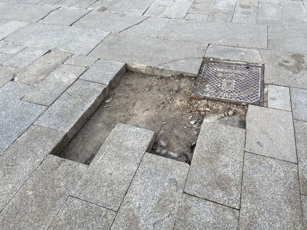 Adoquines de la Puerta del Sol que fueron arrancados y posteriormente lanzados. Adoquines de la Puerta del Sol que fueron arrancados y posteriormente lanzados.
