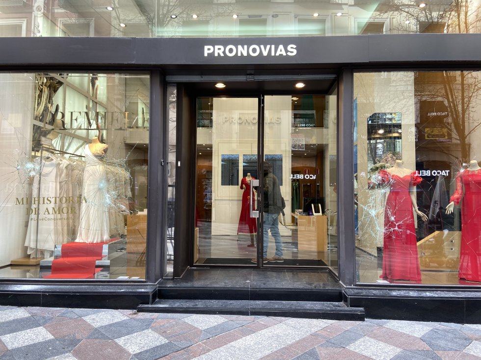 Escaparates rotos de una tienda de vestidos de novia. Escaparates rotos de una tienda de vestidos de novia.