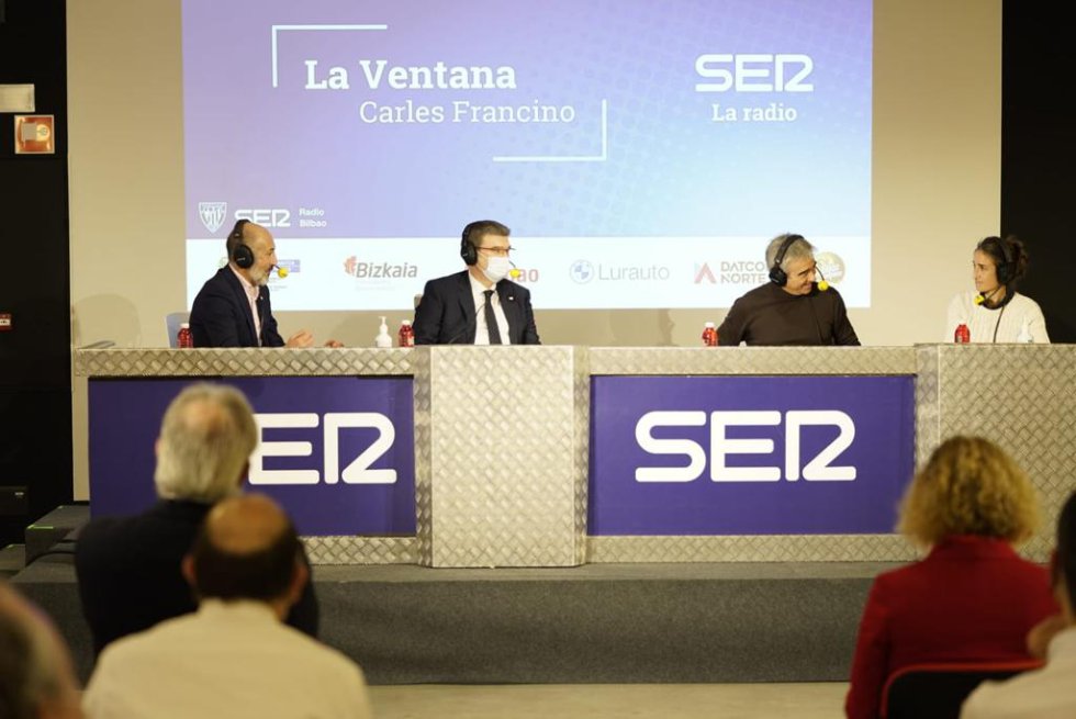 El presidente del Athletic, Aitor Elizegi; el alcalde de Bilbao, Juan María Aburto; el director de 'La Ventana', Carles Francino y la entrenadora del primer equipo femenino del Athletic, Iraia Iturregi. El presidente del Athletic, Aitor Elizegi; el alcalde de Bilbao, Juan María Aburto; el director de 'La Ventana', Carles Francino y la entrenadora del primer equipo femenino del Athletic, Iraia Iturregi.