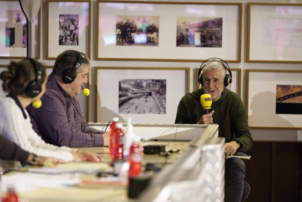 Juanma López Iturriaga junto con el jefe de Deportes de Radio BIlbao, Iñigo Markínez, y la entrenadora del primer equipo femenino del Athletic, Iraia Iturregi. Juanma López Iturriaga junto con el jefe de Deportes de Radio BIlbao, Iñigo Markínez, y la entrenadora del primer equipo femenino del Athletic, Iraia Iturregi.