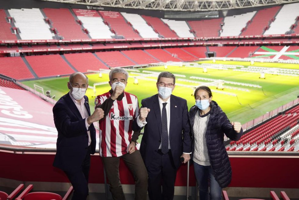 El presidente del Athletic Club, Aitor Elizegi; el director de 'La Ventana', Carles Francino; el alcalde de Bilbao, Juan María Aburto y la entrenadora del primer equipo femenino, Iraia Iturregi. El presidente del Athletic Club, Aitor Elizegi; el director de 'La Ventana', Carles Francino; el alcalde de Bilbao, Juan María Aburto y la entrenadora del primer equipo femenino, Iraia Iturregi.