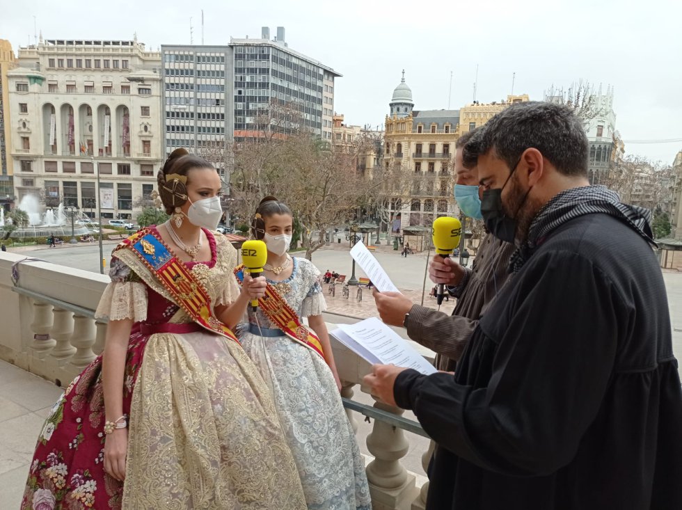 Fallas: Imágenes de la entrevista de Radio Valencia a las Falleras Mayores de Valencia Fallas: Imágenes de la entrevista de Radio Valencia a las Falleras Mayores de Valencia