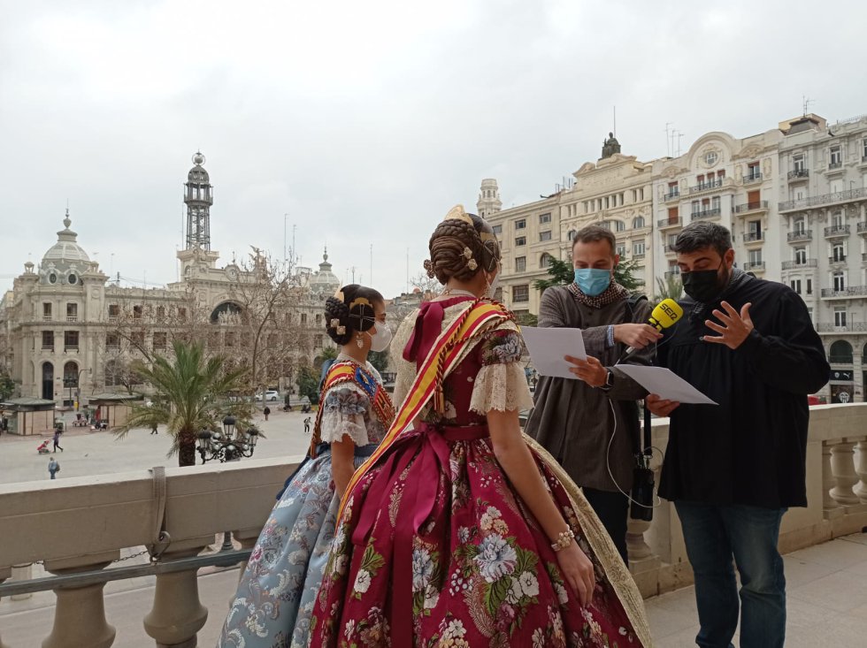 Fallas: Imágenes de la entrevista de Radio Valencia a las Falleras Mayores de Valencia Fallas: Imágenes de la entrevista de Radio Valencia a las Falleras Mayores de Valencia