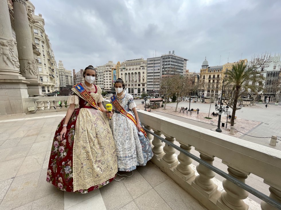 Fallas: Imágenes de la entrevista de Radio Valencia a las Falleras Mayores de Valencia Fallas: Imágenes de la entrevista de Radio Valencia a las Falleras Mayores de Valencia