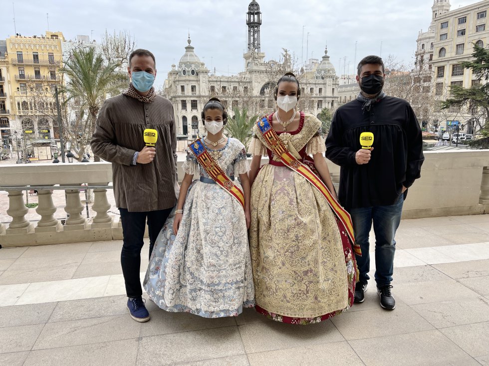 Fallas: Imágenes de la entrevista de Radio Valencia a las Falleras Mayores de Valencia Fallas: Imágenes de la entrevista de Radio Valencia a las Falleras Mayores de Valencia