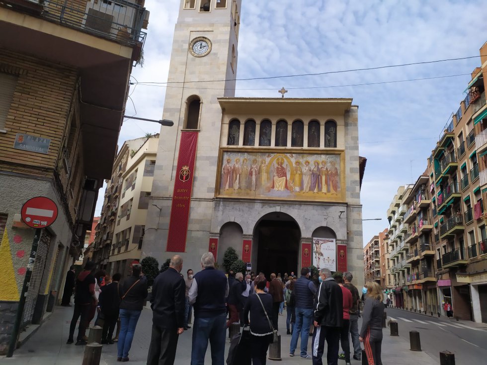Desde las 10.00h y hasta las 19.00h se han producido colas a las puertas de la Iglesia de San Antolín Desde las 10.00h y hasta las 19.00h se han producido colas a las puertas de la Iglesia de San Antolín