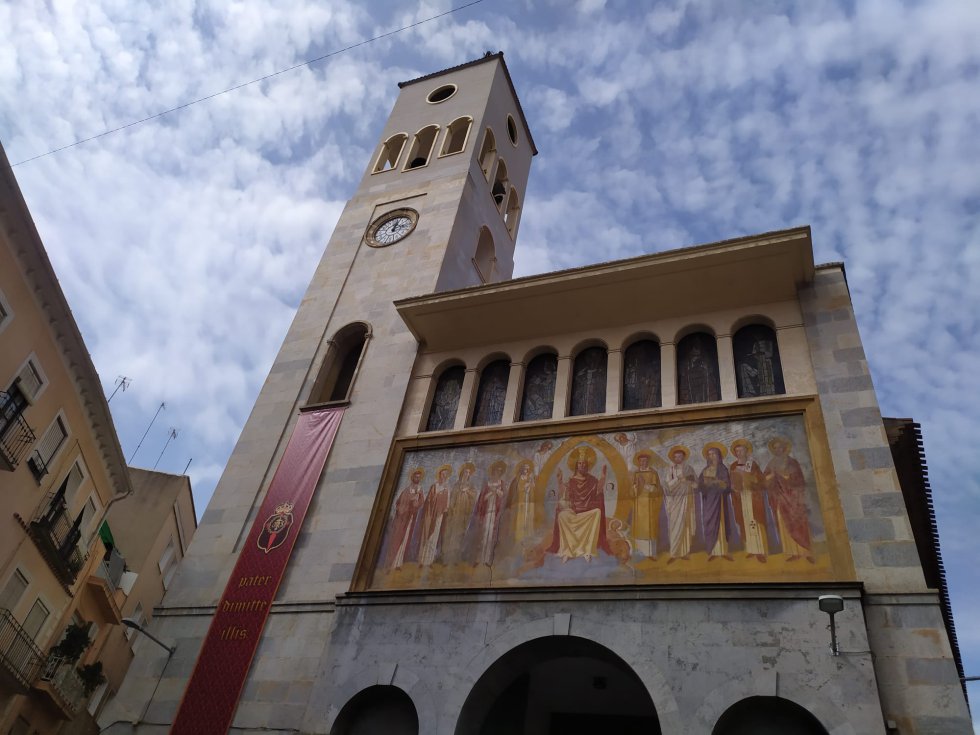 Portada de la Iglesia de San Antolín, desde donde cada año en Lunes Santo sale a la calle la procesión magenta Portada de la Iglesia de San Antolín, desde donde cada año en Lunes Santo sale a la calle la procesión magenta