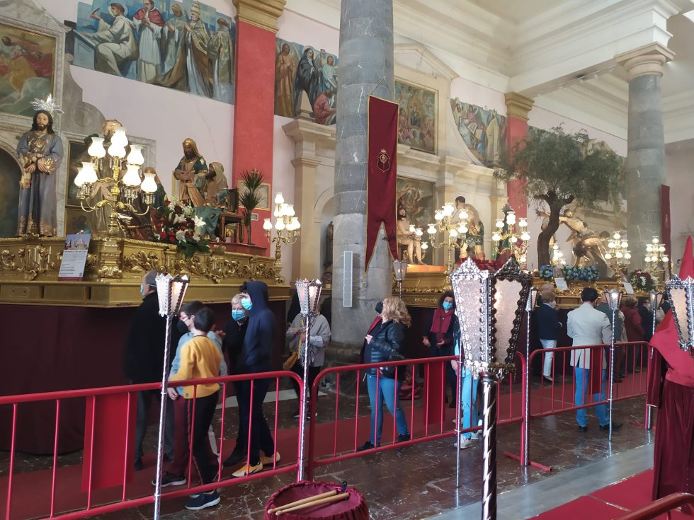 A lo largo de todo el día la Iglesia de San Antolín ha recibido a cientos de personas dispuestas a rendir culto a las diferentes imágenes procesionales A lo largo de todo el día la Iglesia de San Antolín ha recibido a cientos de personas dispuestas a rendir culto a las diferentes imágenes procesionales