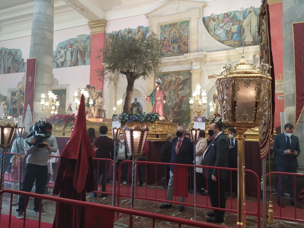 El trono que porta las imágenes de 'Getsemaní' también ha formado parte de la exposición, donde no ha faltado una 'procesión' central con la idumentaria magenta El trono que porta las imágenes de 'Getsemaní' también ha formado parte de la exposición, donde no ha faltado una 'procesión' central con la idumentaria magenta