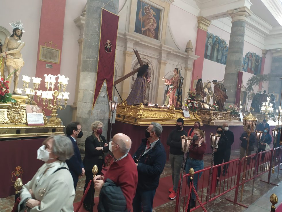 Los tronos e imágenes han sido dispuestos de manera que 'la procesión' ha sido realizada por los vecinos y visitantes que han querido pasarse por la Iglesia de San Antolín Los tronos e imágenes han sido dispuestos de manera que 'la procesión' ha sido realizada por los vecinos y visitantes que han querido pasarse por la Iglesia de San Antolín