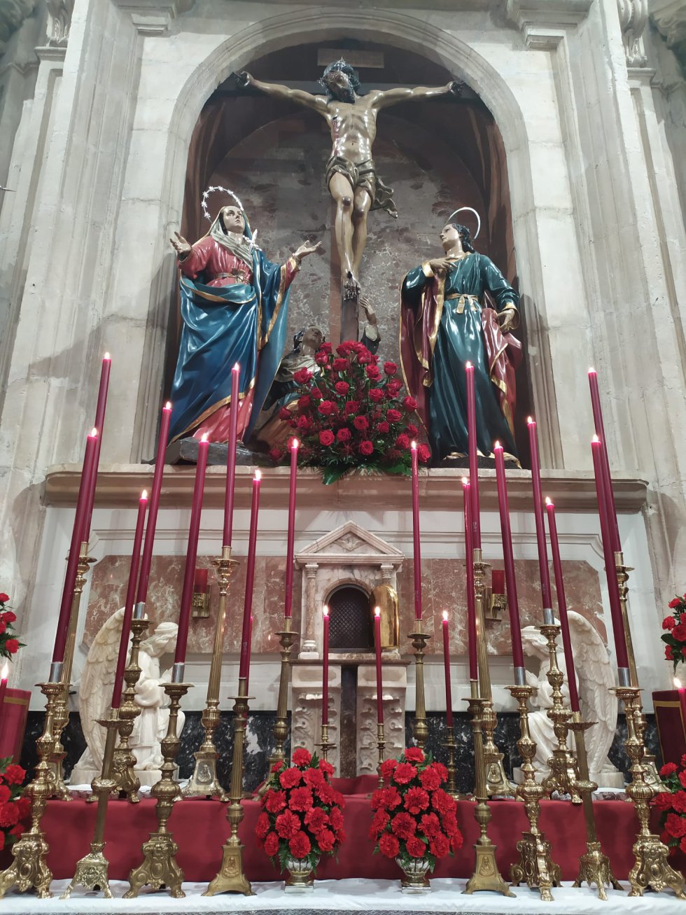 Imagen del Cristo del Perdón, titular de la cofradía magenta, con toda la cera encendida en la jornada de Lunes Santo Imagen del Cristo del Perdón, titular de la cofradía magenta, con toda la cera encendida en la jornada de Lunes Santo