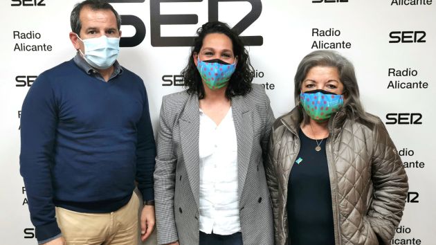 Alexandrina Moura y Mercedes Santiago con Carlos Arcaya en los estudios de Radio Alicante