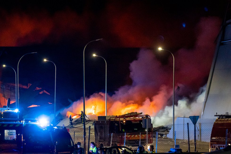 Incendio de una nave industrial, el 13 de abril de 2021, en Seseña Nuevo, Toledo, Castilla- La Mancha, (España). El suceso ha ocurrido a las 17.54 horas en una nave ubicada en el kilómetro 34 de la autovía A-4, en sentido Andalucía, y en principio no ha causado heridos. Hasta el lugar se han desplazado efectivos de la Guardia Civil y la Policía Local, así como bomberos de Illescas, Orgaz y Toledo y una ambulancia de soporte vital básico. Además, efectivos de 14 dotaciones de los bomberos de la Comunidad de Madrid se han unido a los efectivos de Castilla-La Mancha en los trabajos de extinción.
13 ABRIL 2021;INCENDIO;SESEÑA;NAVE;INDUSTRIAL;
David Casero/Europa Press
13/04/2021 Incendio de una nave industrial, el 13 de abril de 2021, en Seseña Nuevo, Toledo, Castilla- La Mancha, (España). El suceso ha ocurrido a las 17.54 horas en una nave ubicada en el kilómetro 34 de la autovía A-4, en sentido Andalucía, y en principio no ha causado heridos. Hasta el lugar se han desplazado efectivos de la Guardia Civil y la Policía Local, así como bomberos de Illescas, Orgaz y Toledo y una ambulancia de soporte vital básico. Además, efectivos de 14 dotaciones de los bomberos de la Comunidad de Madrid se han unido a los efectivos de Castilla-La Mancha en los trabajos de extinción.
13 ABRIL 2021;INCENDIO;SESEÑA;NAVE;INDUSTRIAL;
David Casero/Europa Press
13/04/2021