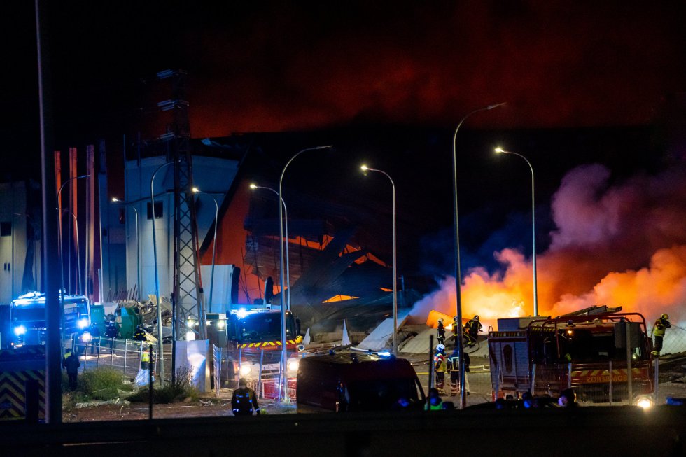Incendio de una nave industrial, el 13 de abril de 2021, en Seseña Nuevo, Toledo, Castilla- La Mancha, (España). El suceso ha ocurrido a las 17.54 horas en una nave ubicada en el kilómetro 34 de la autovía A-4, en sentido Andalucía, y en principio no ha causado heridos. Hasta el lugar se han desplazado efectivos de la Guardia Civil y la Policía Local, así como bomberos de Illescas, Orgaz y Toledo y una ambulancia de soporte vital básico. Además, efectivos de 14 dotaciones de los bomberos de la Comunidad de Madrid se han unido a los efectivos de Castilla-La Mancha en los trabajos de extinción.
13 ABRIL 2021;INCENDIO;SESEÑA;NAVE;INDUSTRIAL;
David Casero/Europa Press
13/04/2021 Incendio de una nave industrial, el 13 de abril de 2021, en Seseña Nuevo, Toledo, Castilla- La Mancha, (España). El suceso ha ocurrido a las 17.54 horas en una nave ubicada en el kilómetro 34 de la autovía A-4, en sentido Andalucía, y en principio no ha causado heridos. Hasta el lugar se han desplazado efectivos de la Guardia Civil y la Policía Local, así como bomberos de Illescas, Orgaz y Toledo y una ambulancia de soporte vital básico. Además, efectivos de 14 dotaciones de los bomberos de la Comunidad de Madrid se han unido a los efectivos de Castilla-La Mancha en los trabajos de extinción.
13 ABRIL 2021;INCENDIO;SESEÑA;NAVE;INDUSTRIAL;
David Casero/Europa Press
13/04/2021