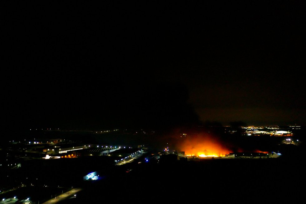 Incendio de una nave industrial, el 13 de abril de 2021, en Seseña Nuevo, Toledo, Castilla- La Mancha, (España). El suceso ha ocurrido a las 17.54 horas en una nave ubicada en el kilómetro 34 de la autovía A-4, en sentido Andalucía, y en principio no ha causado heridos. Hasta el lugar se han desplazado efectivos de la Guardia Civil y la Policía Local, así como bomberos de Illescas, Orgaz y Toledo y una ambulancia de soporte vital básico. Además, efectivos de 14 dotaciones de los bomberos de la Comunidad de Madrid se han unido a los efectivos de Castilla-La Mancha en los trabajos de extinción.
13 ABRIL 2021;INCENDIO;SESEÑA;NAVE;INDUSTRIAL;
David Casero/Europa Press
13/04/2021 Incendio de una nave industrial, el 13 de abril de 2021, en Seseña Nuevo, Toledo, Castilla- La Mancha, (España). El suceso ha ocurrido a las 17.54 horas en una nave ubicada en el kilómetro 34 de la autovía A-4, en sentido Andalucía, y en principio no ha causado heridos. Hasta el lugar se han desplazado efectivos de la Guardia Civil y la Policía Local, así como bomberos de Illescas, Orgaz y Toledo y una ambulancia de soporte vital básico. Además, efectivos de 14 dotaciones de los bomberos de la Comunidad de Madrid se han unido a los efectivos de Castilla-La Mancha en los trabajos de extinción.
13 ABRIL 2021;INCENDIO;SESEÑA;NAVE;INDUSTRIAL;
David Casero/Europa Press
13/04/2021