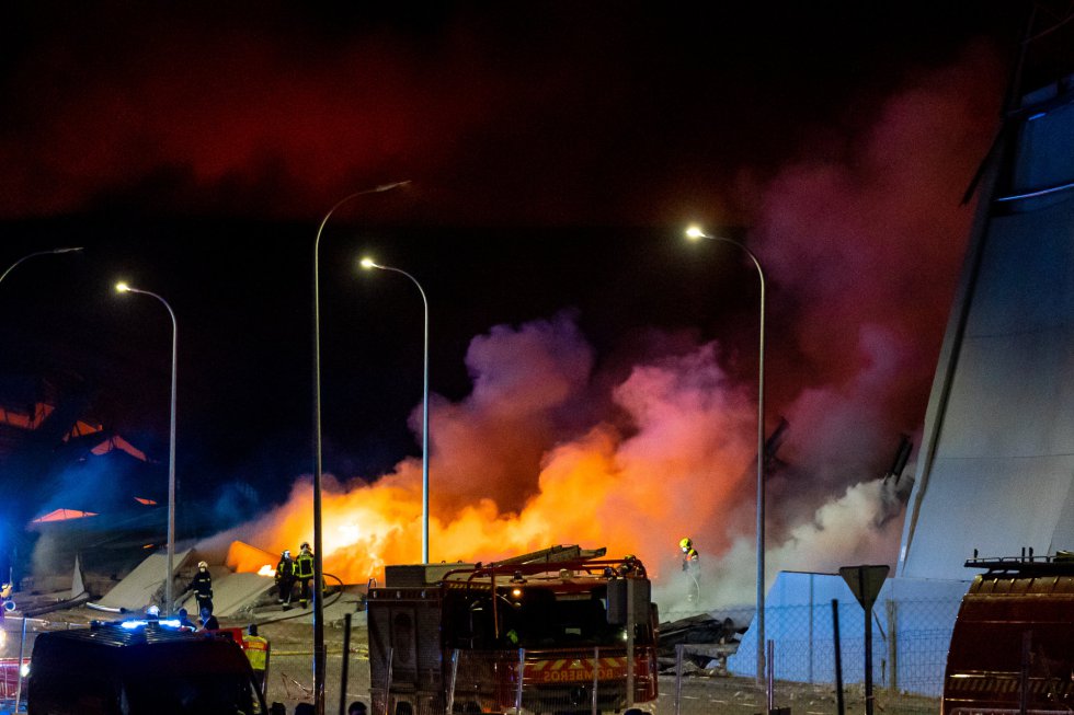 Incendio de una nave industrial, el 13 de abril de 2021, en Seseña Nuevo, Toledo, Castilla- La Mancha, (España). El suceso ha ocurrido a las 17.54 horas en una nave ubicada en el kilómetro 34 de la autovía A-4, en sentido Andalucía, y en principio no ha causado heridos. Hasta el lugar se han desplazado efectivos de la Guardia Civil y la Policía Local, así como bomberos de Illescas, Orgaz y Toledo y una ambulancia de soporte vital básico. Además, efectivos de 14 dotaciones de los bomberos de la Comunidad de Madrid se han unido a los efectivos de Castilla-La Mancha en los trabajos de extinción.
13 ABRIL 2021;INCENDIO;SESEÑA;NAVE;INDUSTRIAL;
David Casero/Europa Press
13/04/2021 Incendio de una nave industrial, el 13 de abril de 2021, en Seseña Nuevo, Toledo, Castilla- La Mancha, (España). El suceso ha ocurrido a las 17.54 horas en una nave ubicada en el kilómetro 34 de la autovía A-4, en sentido Andalucía, y en principio no ha causado heridos. Hasta el lugar se han desplazado efectivos de la Guardia Civil y la Policía Local, así como bomberos de Illescas, Orgaz y Toledo y una ambulancia de soporte vital básico. Además, efectivos de 14 dotaciones de los bomberos de la Comunidad de Madrid se han unido a los efectivos de Castilla-La Mancha en los trabajos de extinción.
13 ABRIL 2021;INCENDIO;SESEÑA;NAVE;INDUSTRIAL;
David Casero/Europa Press
13/04/2021