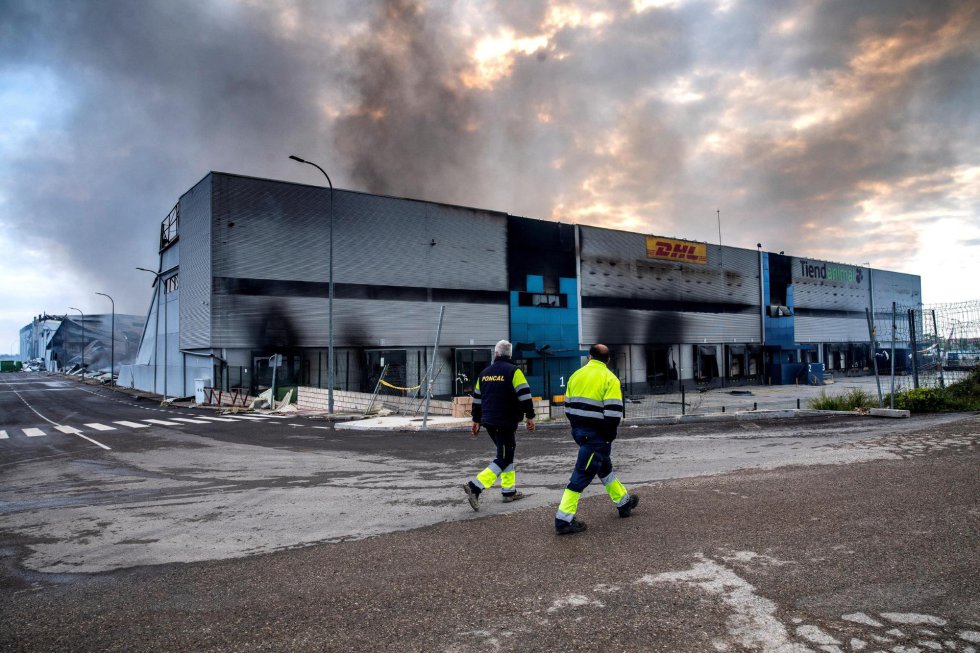 GRAF4089. SESEÑA (TOLEDO), 14/04/2021.- Vista del estado del polígono tras los trabajos de los bomberos este miércoles tras el incendio que se declaró en la tarde de ayer martes en cuatro naves del polígono industrial de Seseña (Toledo), que ya está perimetrado. EFE/Ismael Herrero GRAF4089. SESEÑA (TOLEDO), 14/04/2021.- Vista del estado del polígono tras los trabajos de los bomberos este miércoles tras el incendio que se declaró en la tarde de ayer martes en cuatro naves del polígono industrial de Seseña (Toledo), que ya está perimetrado. EFE/Ismael Herrero