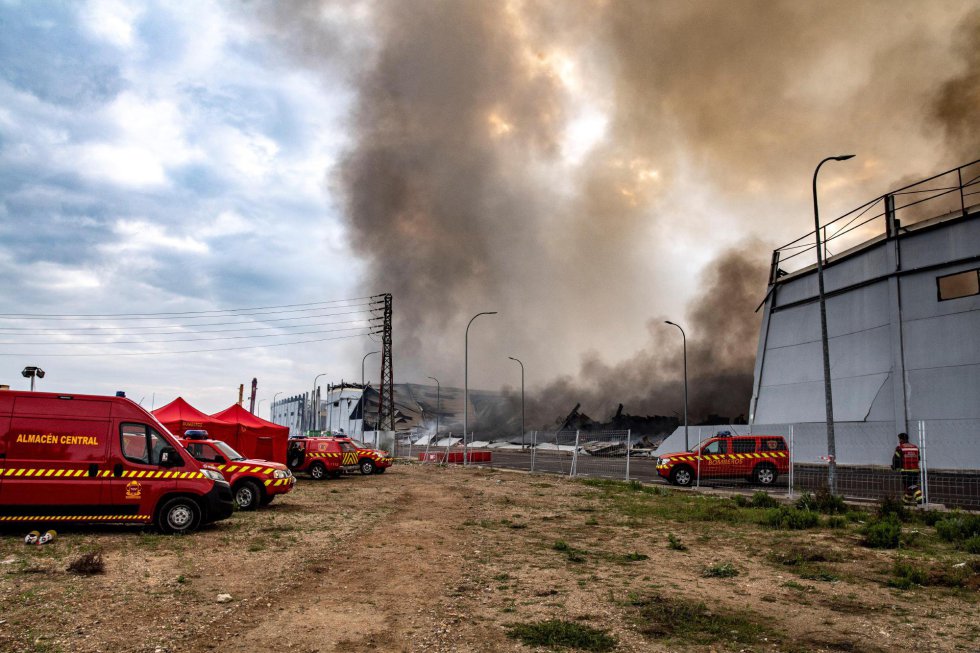 GRAF4125. SESEÑA (TOLEDO), 14/04/2021.- Bomberos del Consorcio de Toledo y de la Comunidad de Madrid continúan este miércoles trabajando en el incendio que se declaró en la tarde de ayer martes en cuatro naves del polígono industrial de Seseña (Toledo), que ya está perimetrado. EFE/Ismael Herrero GRAF4125. SESEÑA (TOLEDO), 14/04/2021.- Bomberos del Consorcio de Toledo y de la Comunidad de Madrid continúan este miércoles trabajando en el incendio que se declaró en la tarde de ayer martes en cuatro naves del polígono industrial de Seseña (Toledo), que ya está perimetrado. EFE/Ismael Herrero