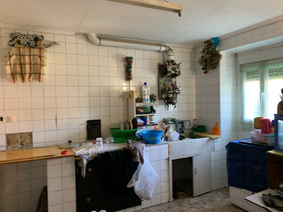 Okupas en Abadiño: Humedades, destrozos... Así es la casa por dentro Okupas en Abadiño: Humedades, destrozos... Así es la casa por dentro