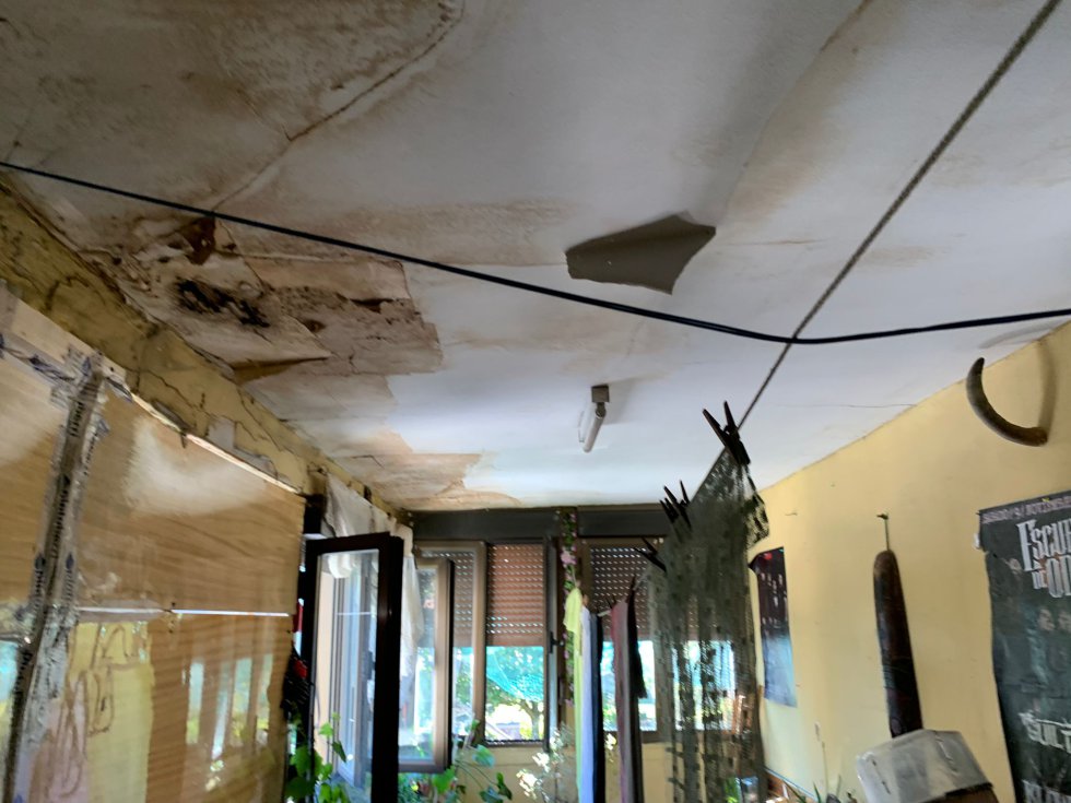 Okupas en Abadiño: Humedades, destrozos... Así es la casa por dentro Okupas en Abadiño: Humedades, destrozos... Así es la casa por dentro