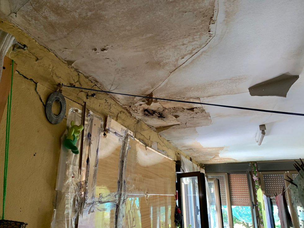 Okupas en Abadiño: Humedades, destrozos... Así es la casa por dentro Okupas en Abadiño: Humedades, destrozos... Así es la casa por dentro
