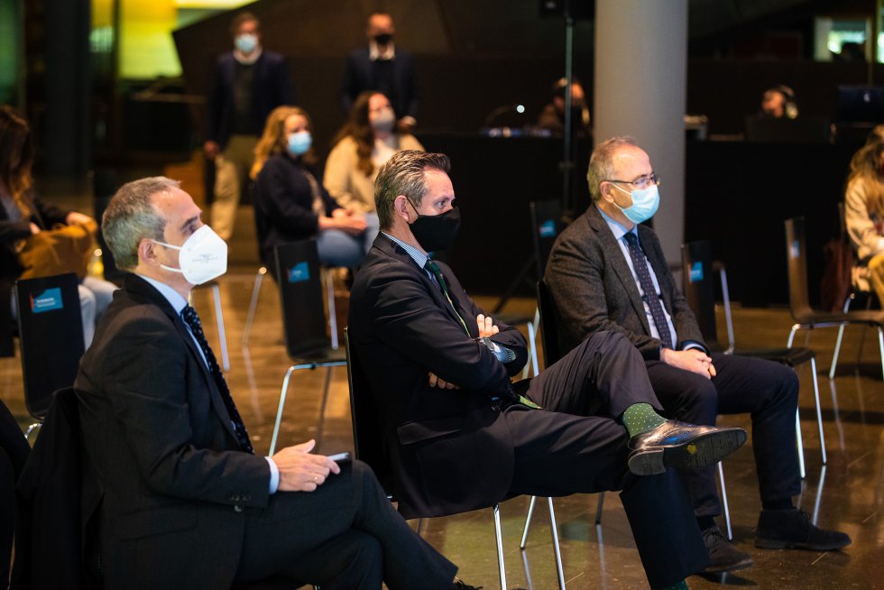 El director de la Cadena SER en Galicia, Mario Moreno, el delegado del gobierno en Galicia, José Miñones, y el alcalde de Santiago, Xosé Sánchez Bugallo, durante la intervención de Carmen Calvo en clausura de las jornadas. El director de la Cadena SER en Galicia, Mario Moreno, el delegado del gobierno en Galicia, José Miñones, y el alcalde de Santiago, Xosé Sánchez Bugallo, durante la intervención de Carmen Calvo en clausura de las jornadas.