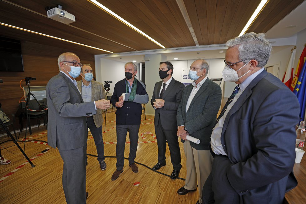 El moderador, Pedro Aresti, explica cómo se va a desarrollar esta edición de Foro Ser Cantabria. El moderador, Pedro Aresti, explica cómo se va a desarrollar esta edición de Foro Ser Cantabria.