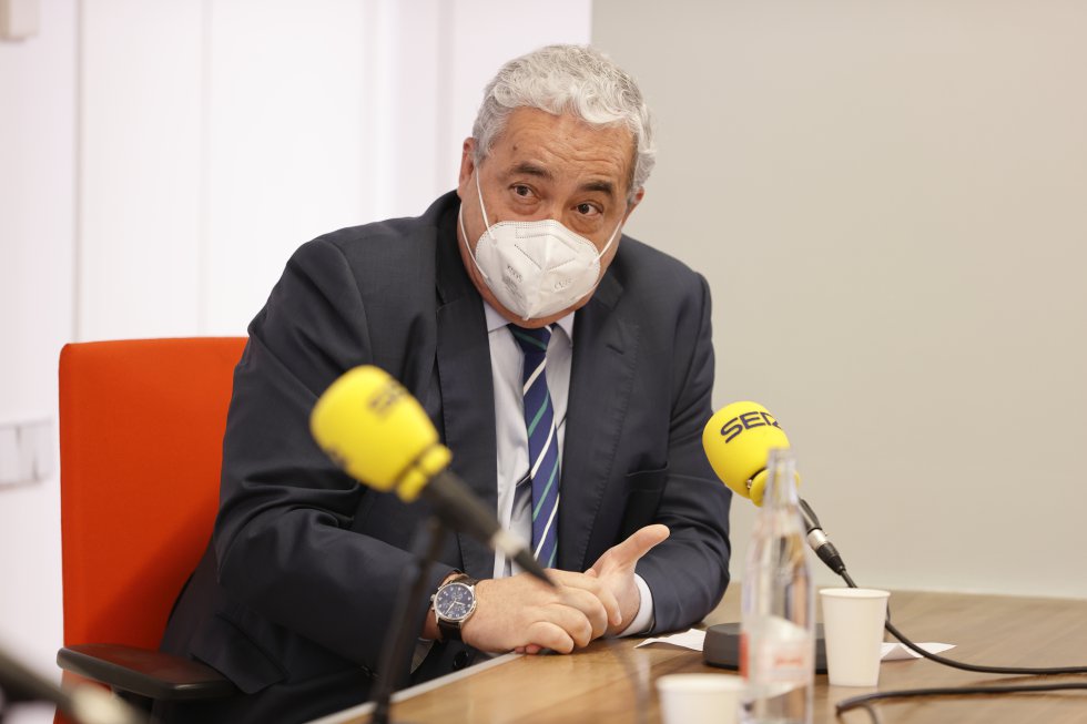 El presidente del colegio de médicos de Cantabria, Javier Hernández de Sande, ha sido el anfitrión de esta edición de Foro Ser Cantabria. El presidente del colegio de médicos de Cantabria, Javier Hernández de Sande, ha sido el anfitrión de esta edición de Foro Ser Cantabria.