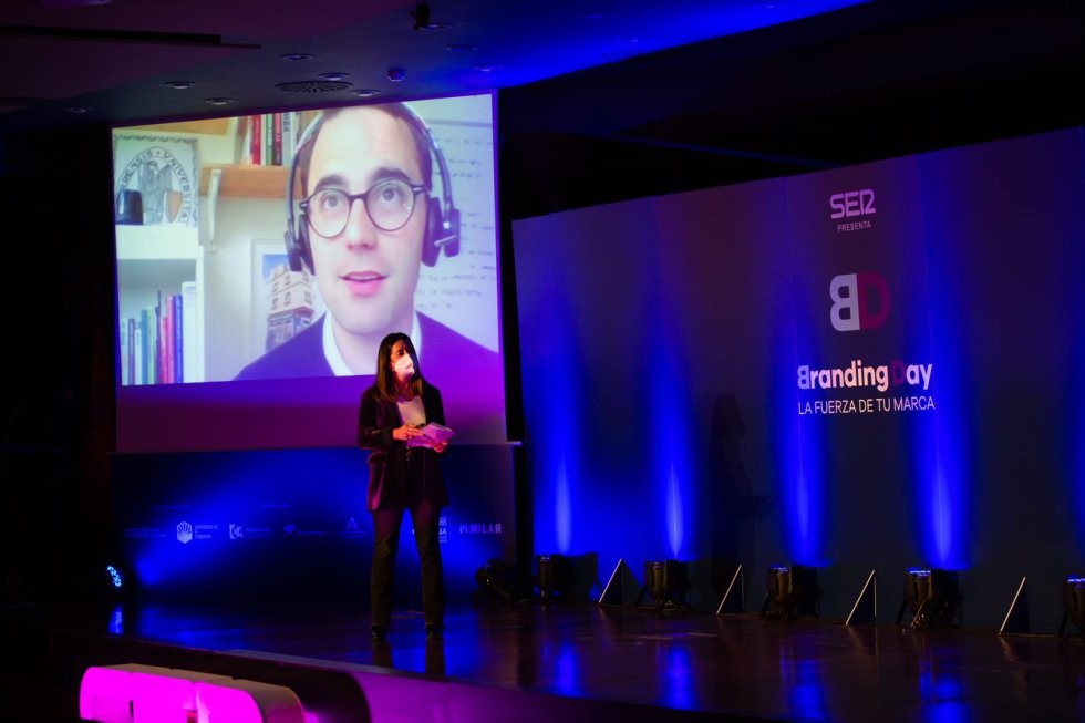 Ada Bernal y Esteban Velasco presentando 'Con mucho acento'. Ada Bernal y Esteban Velasco presentando 'Con mucho acento'.