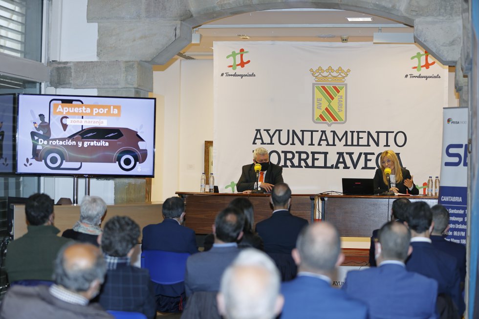 Joaquín Díaz y Ana María Martínez durante la ponencia de Besaya Futura. Joaquín Díaz y Ana María Martínez durante la ponencia de Besaya Futura.