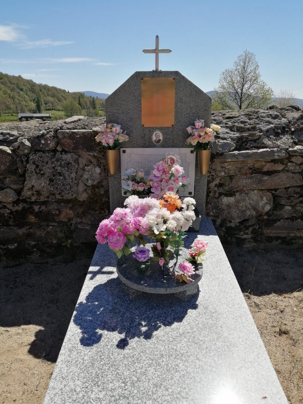 Sepultura de Jacinta "La partera" Sepultura de Jacinta "La partera"