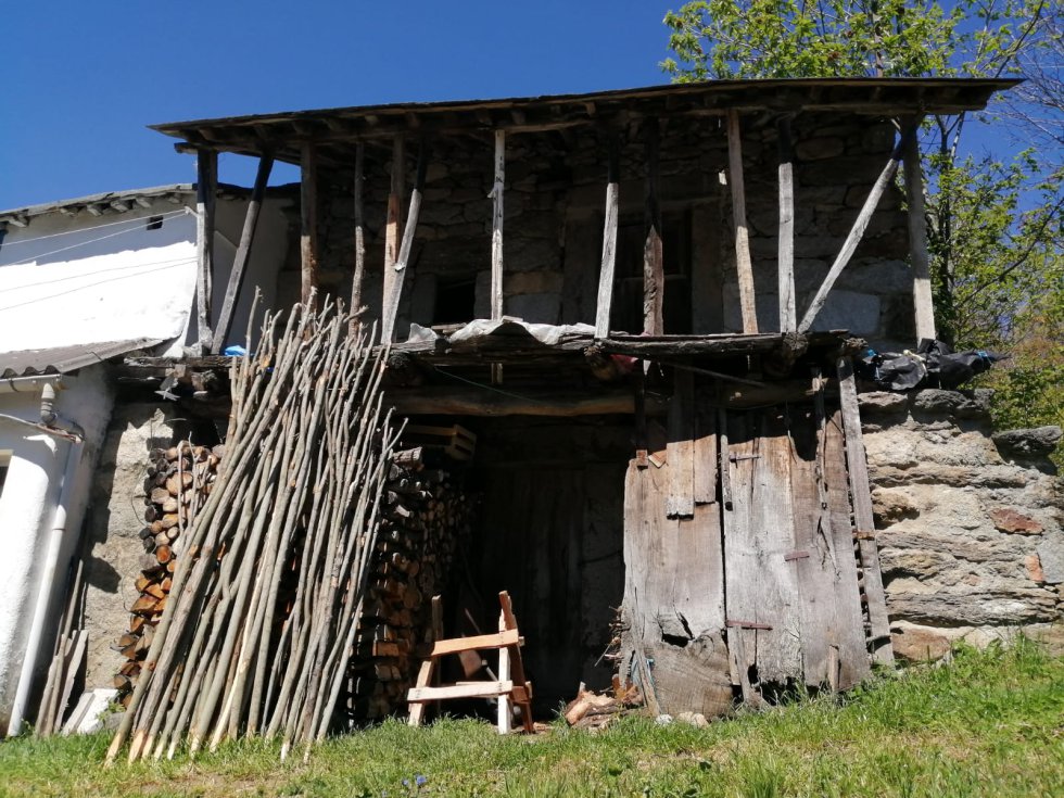 Leña acumulada a la puerta de una casa Leña acumulada a la puerta de una casa