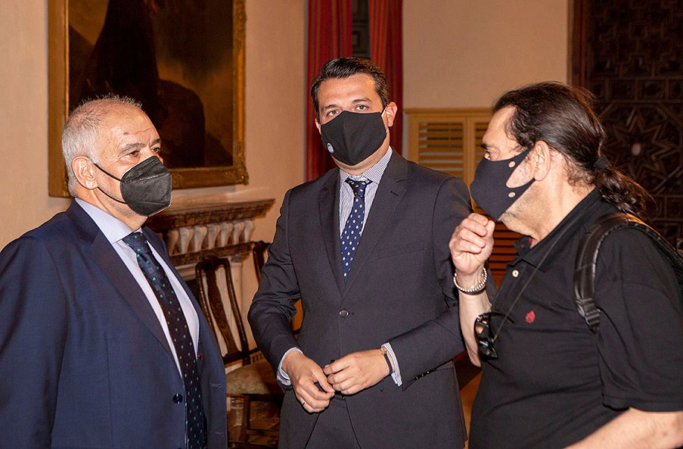 José Luis Berrendero, director general de Unicaja Banco, junto al alcalde de Córdoba, José María Bellido, y el arquitecto y urbanista Manuel González Fustegueras José Luis Berrendero, director general de Unicaja Banco, junto al alcalde de Córdoba, José María Bellido, y el arquitecto y urbanista Manuel González Fustegueras