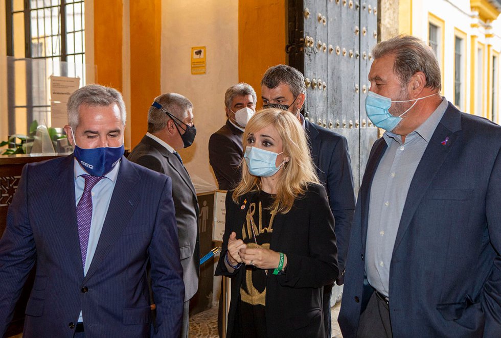 El director de contenidos de la Cadena SER Andalucía, Diego Suárez, recibiendo a Carmen Castilla, secretaria general de UGT-A y a Juan Bautista Ginés, secretarion general de UGT en Sevilla El director de contenidos de la Cadena SER Andalucía, Diego Suárez, recibiendo a Carmen Castilla, secretaria general de UGT-A y a Juan Bautista Ginés, secretarion general de UGT en Sevilla