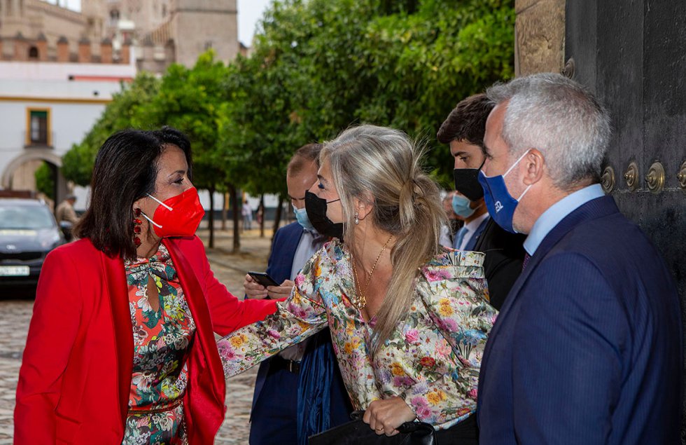 La presidenta del Parlamento, Marta Bosquet y la consejera de Cultura, Patricia del Pozo, se saludan a la entrada del Real Alcázar La presidenta del Parlamento, Marta Bosquet y la consejera de Cultura, Patricia del Pozo, se saludan a la entrada del Real Alcázar