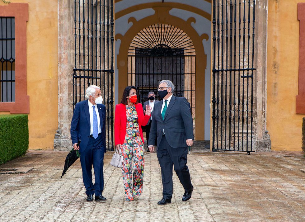 El director de la Cadena SER Andalucía junto a la presidenta del Parlamento Andaluz, Marta Bosquet. El director de la Cadena SER Andalucía junto a la presidenta del Parlamento Andaluz, Marta Bosquet.