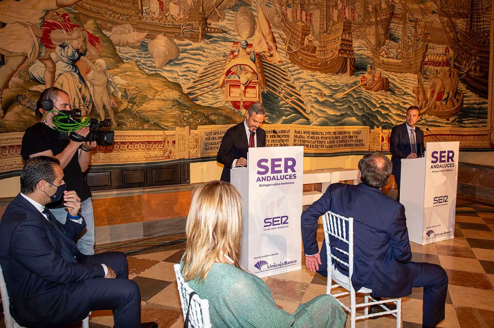 Fernando Pérez Moguió, director de La Ventana Andalucía, y Juan Bravo, consejero de Hacienda, durante su intervención Fernando Pérez Moguió, director de La Ventana Andalucía, y Juan Bravo, consejero de Hacienda, durante su intervención