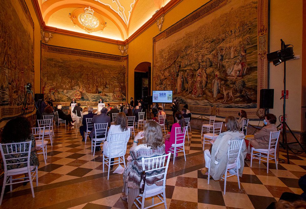 El Salón de los tapices del Real Alcázar acogió la presentación de los dos últimos libros-cd de SER Andaluces El Salón de los tapices del Real Alcázar acogió la presentación de los dos últimos libros-cd de SER Andaluces