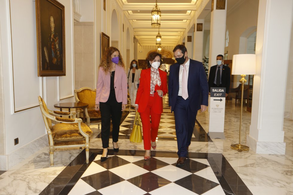La delegada del Gobierno en Cantabria, Ainhoa Quiñones, la vicepresidenta primera, Carmen Calvo, y el director de la cadena SER en Cantabria, Jordi Finazzi, a su llegada al Hotel Real. La delegada del Gobierno en Cantabria, Ainhoa Quiñones, la vicepresidenta primera, Carmen Calvo, y el director de la cadena SER en Cantabria, Jordi Finazzi, a su llegada al Hotel Real.