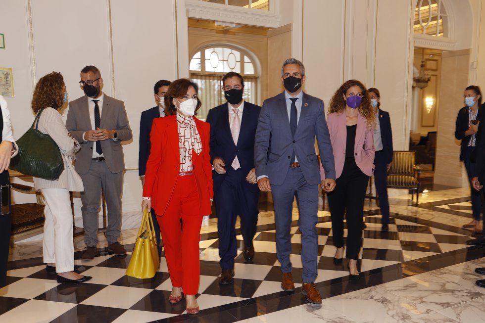 Carmen Calvo acompañada por el vicepresidente regional, Pablo Zuloaga, Ainhoa Quiñones y Jordi Finazzi. Carmen Calvo acompañada por el vicepresidente regional, Pablo Zuloaga, Ainhoa Quiñones y Jordi Finazzi.