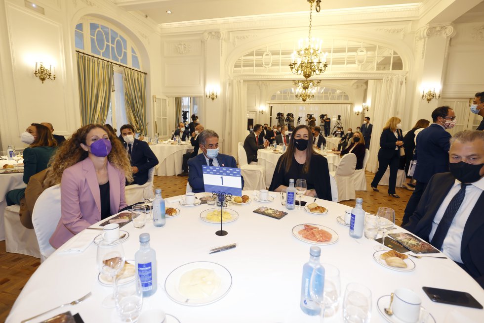 El presidente de Cantabria, Miguel Ángel Revilla, y el presidente del Parlamento Regional, Joaquín Gómez, entre los asistentes a esta edición de Foro SER Cantabria. El presidente de Cantabria, Miguel Ángel Revilla, y el presidente del Parlamento Regional, Joaquín Gómez, entre los asistentes a esta edición de Foro SER Cantabria.