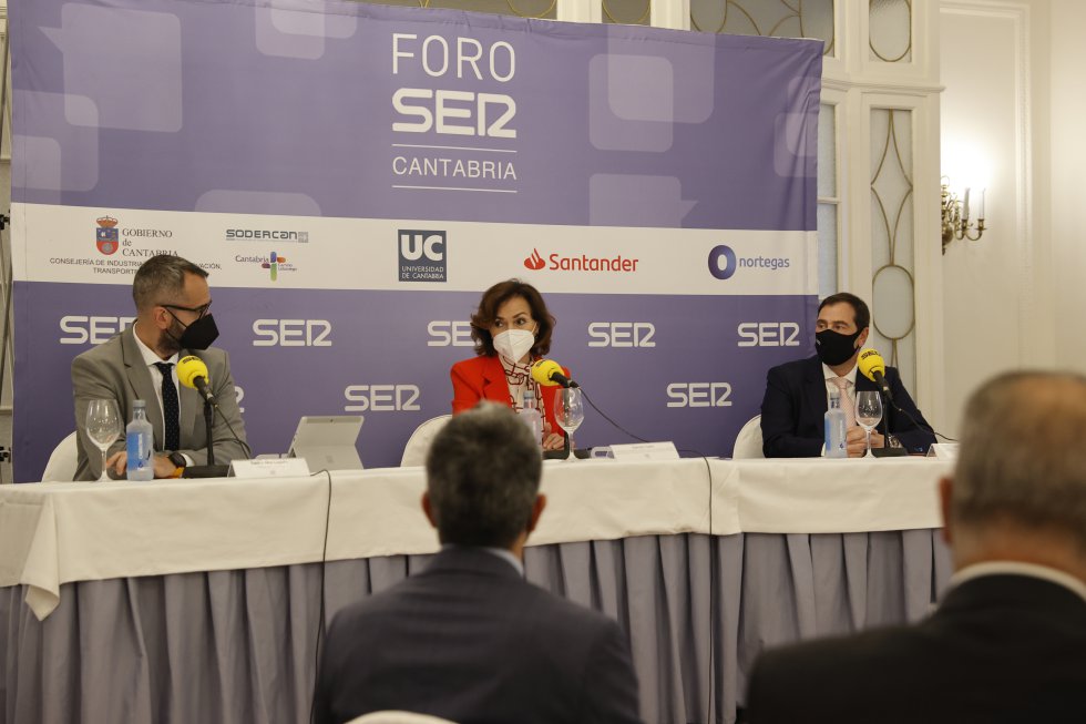 Fermín Mier, Carmen Calvo y Jordi Finazzi durante la celebración del foro. Fermín Mier, Carmen Calvo y Jordi Finazzi durante la celebración del foro.
