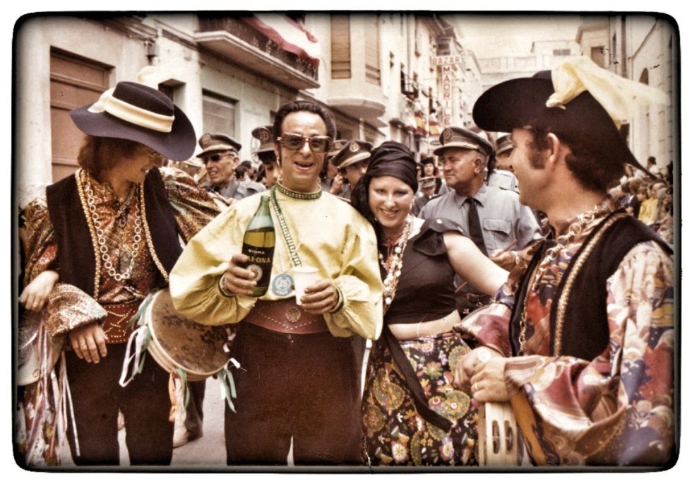 Recuerda tus Moros y Cristianos. Envíanos tus fotos y participa en el concurso de Radio Elda SER y Los40 (II) Recuerda tus Moros y Cristianos. Envíanos tus fotos y participa en el concurso de Radio Elda SER y Los40 (II)