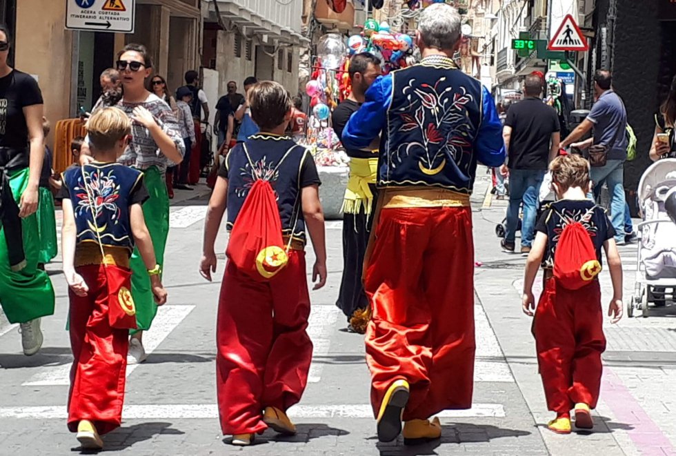Recuerda tus Moros y Cristianos. Envíanos tus fotos y participa en el concurso de Radio Elda SER y Los40 (III) Recuerda tus Moros y Cristianos. Envíanos tus fotos y participa en el concurso de Radio Elda SER y Los40 (III)