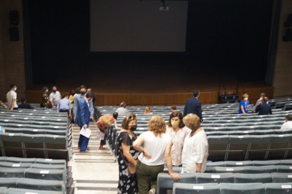 Primeros ciudadanos en ocupar sus asientos en el Auditorio Municipal Primeros ciudadanos en ocupar sus asientos en el Auditorio Municipal