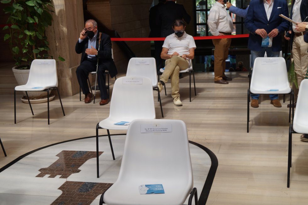 Asientos en el vestíbulo del Ayuntamiento separados para cumplir la distancia de seguridad Asientos en el vestíbulo del Ayuntamiento separados para cumplir la distancia de seguridad