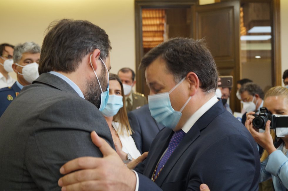 Manuel Serrano saluda a Paco Núñez, presidente del PP en la región Manuel Serrano saluda a Paco Núñez, presidente del PP en la región